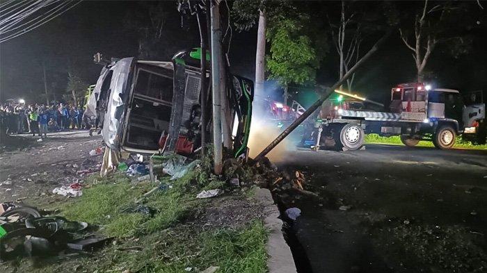 Tampak kondisi bus Trans Putera Fajar yang mengangkut puluhan pelajar SMK Lingga Kencana tergelincir di Jalan Raya Desa Palasari, Kecamatan Ciater, Kabupaten Subang, Jawa Barat, Sabtu (11/5/2024).