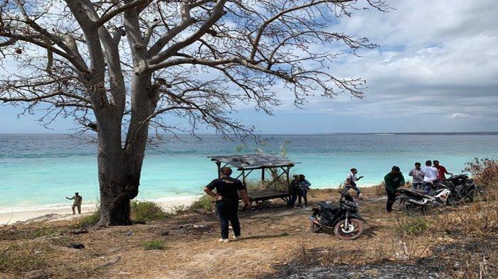 Suasana tim satgas covid-19 SBD memberi arahan pengunjung Pantai Kawona SBD taat prokes