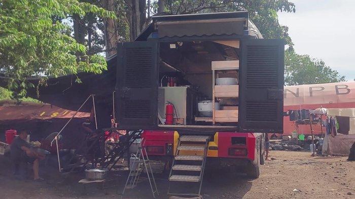 DAPUR UMUM - Dapur umum diditikan Sat Brimob Polda NTT di Poslap Pengungsi Desa Konga, Kecamatan Titehena, Kabupaten Flores Timur, Sabtu (21/6/2025).