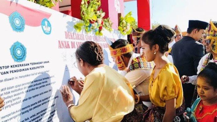 DEKLARASI - Memperingati puncak Hardiknas 2025, TP PKK Sikka mendeklarasikan stop kekerasan terhadap anak di satuan pendidikan melalui penandatanganan komitmen bersama yang diwakili peserta didik, tenaga pendidik, dinas terkait hingga TNI Polri, Jumat (2/5/2025), di halaman Kantor Bupati Sikka.