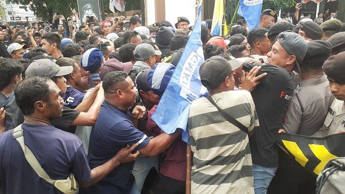 SALING DORONG - Aksi unjuk rasa yang dilakukan oleh ratusan sopir mobil pikup dan Aliansi Cipayung nyaris ricuh saat digelar di depan gerbang Markas Kepolisian Daerah (Mapolda) NTT , Selasa (8/7/2025), nyaris ricuh, saling dorong antar massa aksi dan anggota kepolisian di depan Mapolda NTT.