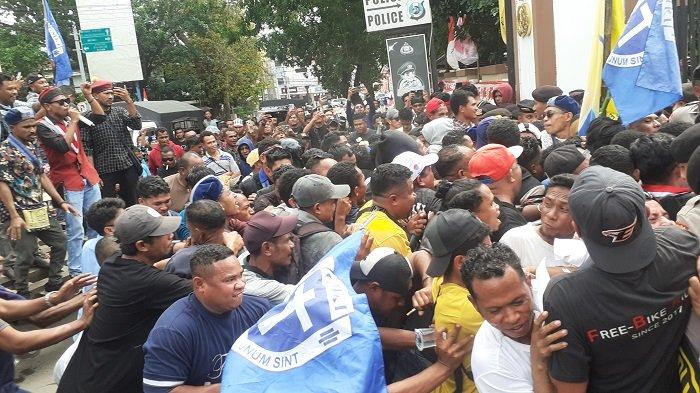 SALING DORONG - Aksi unjuk rasa yang dilakukan oleh ratusan sopir mobil pikup dan Aliansi Cipayung nyaris ricuh saat digelar di depan gerbang Markas Kepolisian Daerah (Mapolda) NTT , Selasa (8/7/2025), nyaris ricuh, saling dorong antar massa aksi dan anggota kepolisian di depan Mapolda NTT.