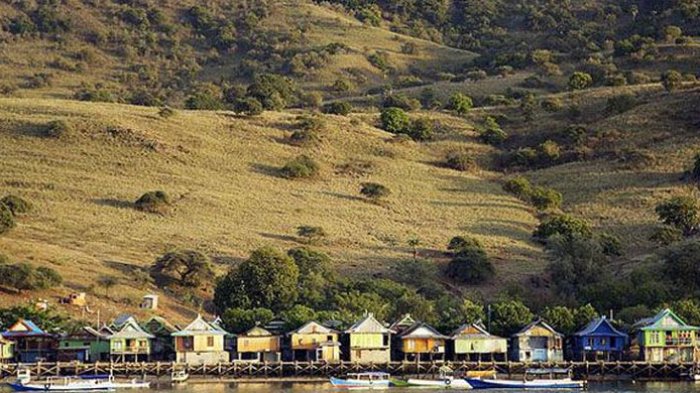 Deretan rumah panggung di Desa Komodo, kecamatan Komodo, Kabupaten Manggarai Barat, NTT.