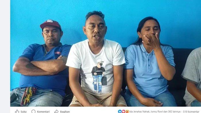 Keluarga anak disabilitas keluarga Mario Imanuel diduga korban kekerasan di Kupang at beri keterangan
