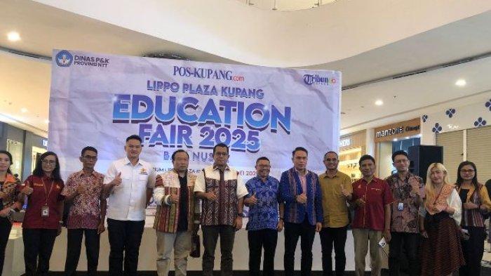 EDUCATION FAIR - Gubernur NTT, Melki Laka Lena, Kepala Dinas P dan K NTT Ambros Kodo, Pemred Pos Kupang Dion DB Putra pose bersama dengan delapan perwakilan pimpinan universitas yang turut hadir meramaikan Education Fair 2025 Bali Nusra yang digelar di Atrium Lippo Plaza Kupang, Selasa (13/5/2025).