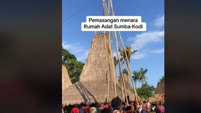 MENARA RUMAH ADAT - Viral Pemasangan Menara Rumah Adat di Wilayah Kodi di Sumba Barat Daya - NTT
