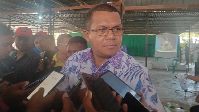 WAWANCARA - Ketua Komisi IX DPR RI Melki Laka Lena saat diwawancarai wartawan di Kupang. Sabtu 12 Agustus 2023.