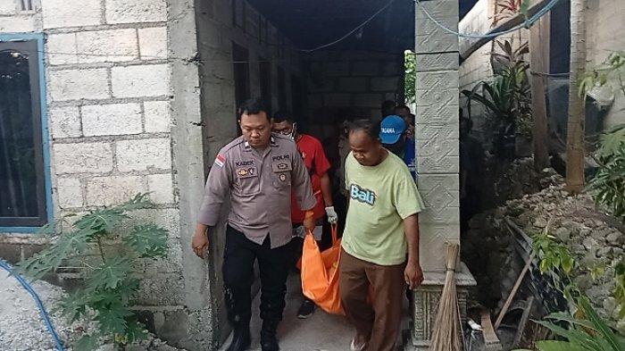 GOTONG - Petugas dan warga menggotong korban yang tenggelam di Manutapen, Selasa (10/6/2025)