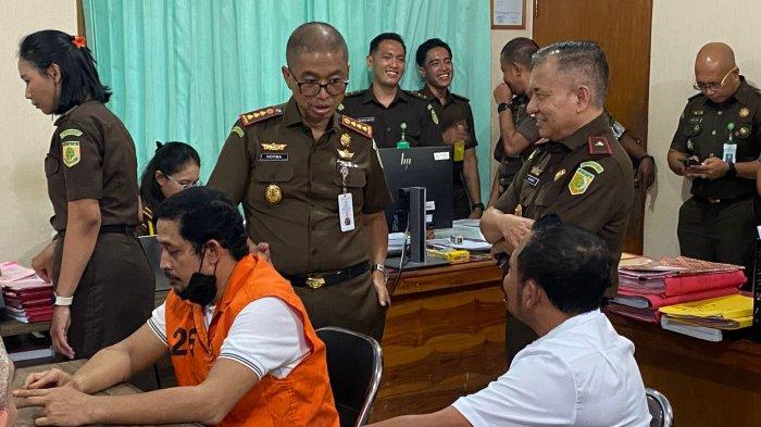 EKS KAPOLRES - Mantan Kapolres Ngada Fajar Lukman di dalam ruang Pidum Kejari Kota Kupang, Selasa (10/6/2025)
