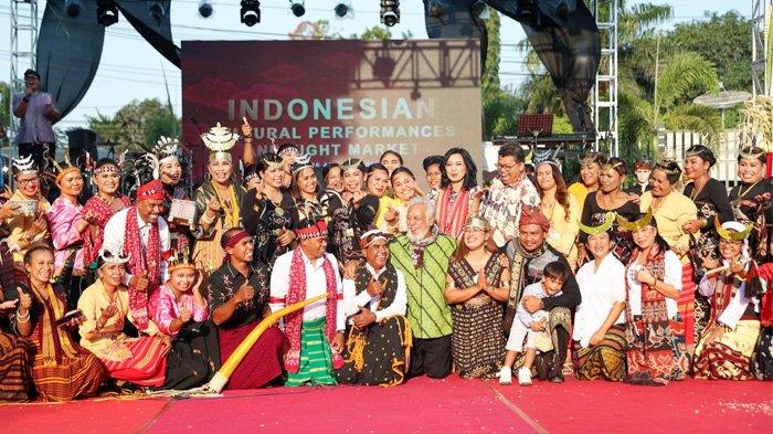 FOTO BERSAMA – Komunitas Flobamora (Flores Sumba Timor Alor) Indonesia di Dili foto bersama Perdana Menteri (PM) Timor Leste Xanana Gusmao, Duta Besar Indonesia untuk Timor Leste, Okto Dorinus Manik dan istri, Flantina Sari Mutiara Silalahi, di penghujungan acara Indonesian Cultural Performances & Night Market di Timor Plaza, Dili, Sabtu 26 Agustus 2023. Acara ini turut dimeriahkan oleh penampilan Toton Caribo dan Justy Aldrin, dua penyanyi asal Ambon, Provinsi Maluku.