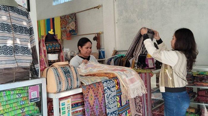 GALERI - Sebagian kecil dari koleksi kain tenun yang dipajang di Galeri Alekot, Jalan Soekarno No.24 Kota Soe, Kabupaten TTS.