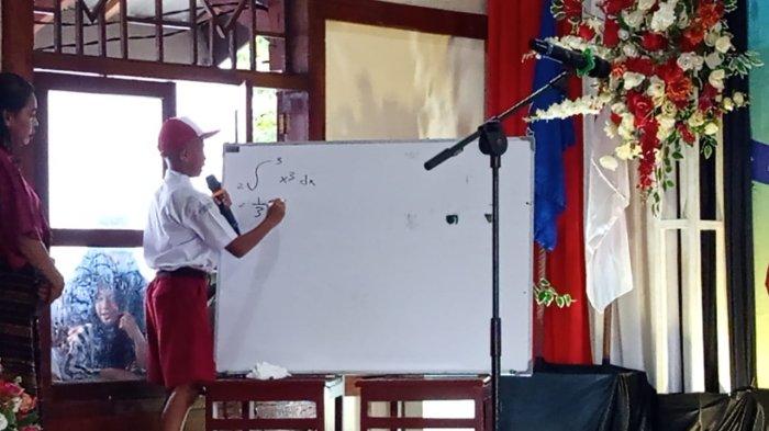 GERALD MENGAJAR - Dihadapan Bupati Ende, Yosef Benediktus Badeoda, Wakil Bupati Ende, drg Domi Mere, Kapolres Ende, Dandim 1602 Ende, pimpinan OPD serta beberapa kepala sekolah yang hadir saat acara resepsi usai apel peringatan Hardiknas tingkat Kabupaten Ende tahun 2025 di aula Kantor Dinas P dan K, Gerald menjelaskan dan mempraktekkan bakat menghitungnya. Mulai dari menghitung cepat hingga kalkulus.