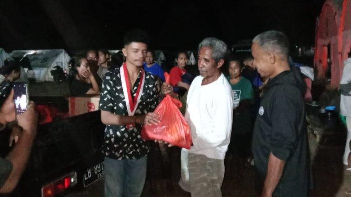SALURKAN BANTUAN - Aktivis GMNI Flores Timur mendistribusikan bantuan kepada para penyintas bencana erupsi Gunung Lewotobi Laki-laki, Senin, (28/4/2025).