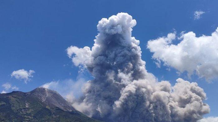 Kejadian luncuran awan panas Gunung Merapi, Sabtu 11 Maret 2023 pukul 12.12 WIB. Warga diimbau jauhi daerah bahaya dan ikuti arahan petugas keselamatan.
