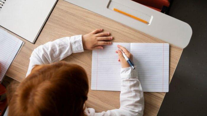SOAL UJIAN SEKOLAH - Ilustrasi siswa mengerjakan soal ujian sekolah yang diunduh di Freepik pada Rabu (7/5/2025).