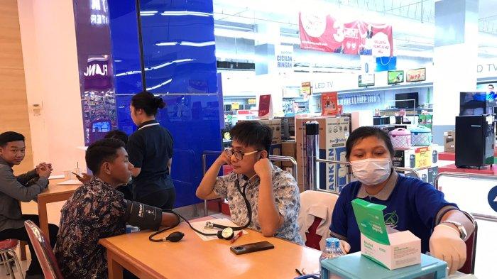 INTI DONOR - Suasan saat INTI donor darah di Lippo Plaza Kupang