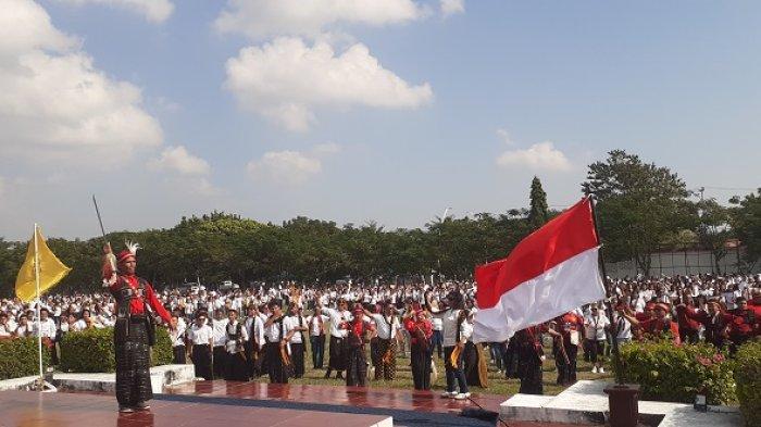 JAI MASSAL - Para peserta Ja’I Massal sementara melakukan atraksinya dalam rangka memperingati Hari Lahir Pancasila 1 Juni 2025, Dies Natalis Universitas Katolik Widya Mandira (Unwira) Kupang, serta peluncuran buku Tafsir Filsafat Pancasila, Sabtu (14/6). INZERT – Rektor Unwira Rektor Unwira Kupang, Pater Philipus Tule, SVD menerima Rekor MURI dari Yusuf Nabri, Direktur Operasional Rekor MURI.