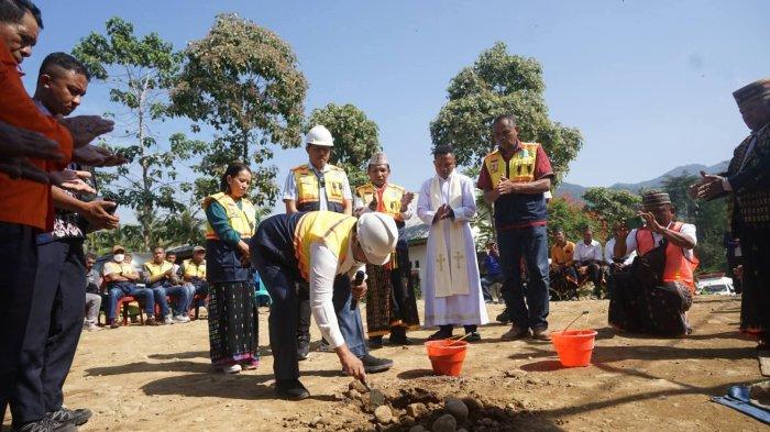 BATU PERTAMA - Wabup Manggarai Timur sedang meletakan batu pertama pekerjaan peningkatan jalan Raong-WokoLedu –Wirung Elar Selatan.