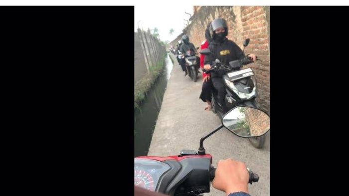 JALAN SEMPIT - Viral Pengendara Motor Melewati Jalan Sempit yang Menantang di Rancamanyar Jawa Barat