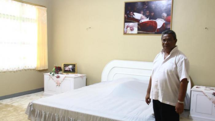KAMAR PAUS - Praeses Seminari Tinggi Ritapiret, Edwaldus Martinus Sedu, Pr menunjukkan tempat tidur Santo Yohanes Paulus II di Seminari Tinggi Santo Petrus Ritapiret, Maumere, Jumat (10/10/2014).