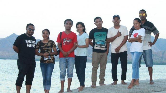 Pengunjung saat berada di Kawasan Pantai Kota Jogo