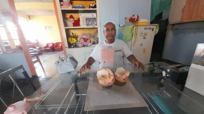 BUAH KELAPA MATA MERAH - Kuliner NTT Efektif Minum Buah Air Kelapa Mata Merah Jalan Palapa Vs Ketemu Istri Muda 02 Di Hotel, salam sehat selamat minum buah kelapa ala Ferry Ndoen, Sabtu 2 Desember 2023.