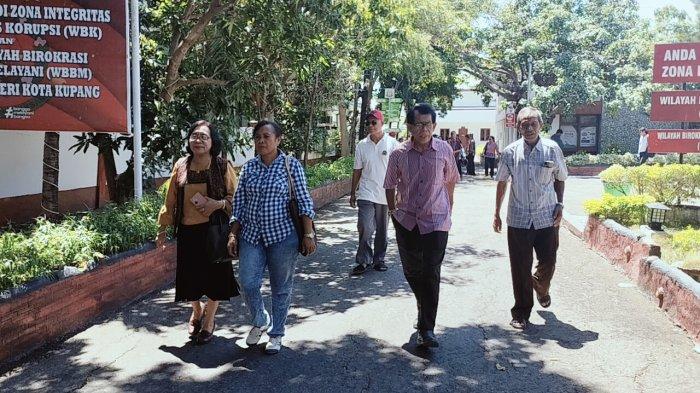 KELUARGA MEY -- Keluarga almh Yosefina Maria Mey bersama tim kuasa hukum dan Solidaritas Anti Diskriminasi dan Kekerasan terhadao Kelompok Rentan di NTT (SAKSIMINOR), menemui Jaksa di Kejari Kota Kupang, Kamis (5/9) untuk berdiskusi terkait kasus Kematian Mey.
