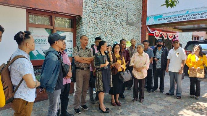 KELUARGA MEY -- Keluarga almh Yosefina Maria Mey bersama tim kuasa hukum dan Solidaritas Anti Diskriminasi dan Kekerasan terhadao Kelompok Rentan di NTT (SAKSIMINOR), menemui Jaksa di Kejari Kota Kupang, Kamis (5/9) untuk berdiskusi terkait kasus Kematian Mey.