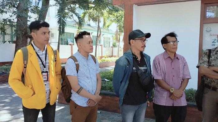 KELUARGA MEY -- Keluarga almh Yosefina Maria Mey bersama tim kuasa hukum dan Solidaritas Anti Diskriminasi dan Kekerasan terhadao Kelompok Rentan di NTT (SAKSIMINOR), menemui Jaksa di Kejari Kota Kupang, Kamis (5/9) untuk berdiskusi terkait kasus Kematian Mey.