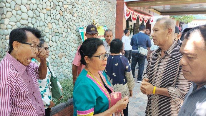 KELUARGA MEY -- Keluarga almh Yosefina Maria Mey bersama tim kuasa hukum dan Solidaritas Anti Diskriminasi dan Kekerasan terhadao Kelompok Rentan di NTT (SAKSIMINOR), menemui Jaksa di Kejari Kota Kupang, Kamis (5/9) untuk berdiskusi terkait kasus Kematian Mey.