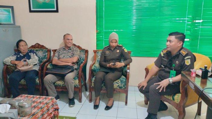 KELUARGA MEY -- Keluarga almh Yosefina Maria Mey bersama tim kuasa hukum dan Solidaritas Anti Diskriminasi dan Kekerasan terhadao Kelompok Rentan di NTT (SAKSIMINOR), menemui Jaksa di Kejari Kota Kupang, Kamis (5/9) untuk berdiskusi terkait kasus Kematian Mey.