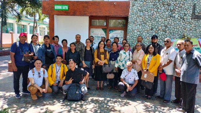 KELUARGA MEY -- Keluarga almh Yosefina Maria Mey bersama tim kuasa hukum dan Solidaritas Anti Diskriminasi dan Kekerasan terhadao Kelompok Rentan di NTT (SAKSIMINOR), menemui Jaksa di Kejari Kota Kupang, Kamis (5/9) untuk berdiskusi terkait kasus Kematian Mey.