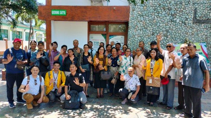 KELUARGA MEY -- Keluarga almh Yosefina Maria Mey bersama tim kuasa hukum dan Solidaritas Anti Diskriminasi dan Kekerasan terhadap Kelompok Rentan di NTT (SAKSIMINOR), usai bertemu Jaksa di Kejari Kota Kupang, Kamis (5/9), untuk berdiskusi terkait kasus Kematian Mey.