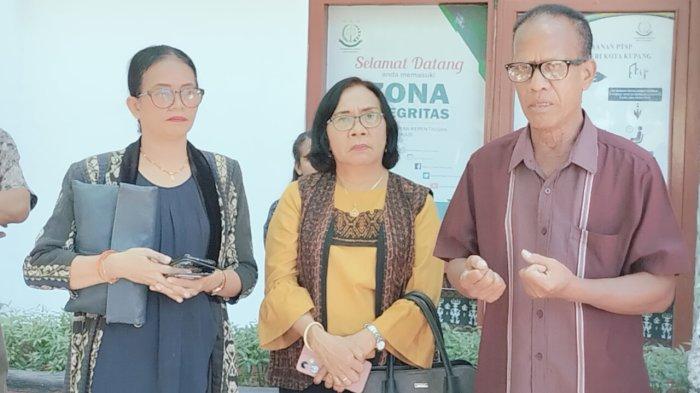 KELUARGA MEY -- Keluarga almh Yosefina Maria Mey, Hendrikus, bersama tim kuasa hukum, Ansy Rihi Dara, dan Ketua LPA NTT, Veronika Ata, SH, usai menemui Jaksa di Kejari Kota Kupang, Kamis (5/9) untuk berdiskusi terkait kasus Kematian Mey.