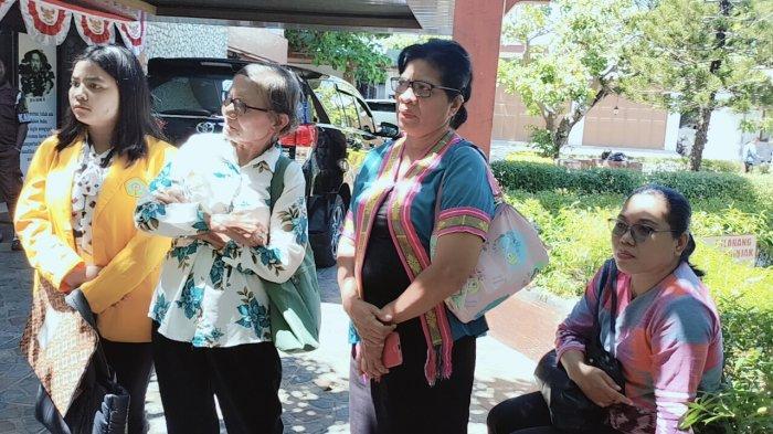 KELUARGA MEY -- Solidaritas Anti Diskriminasi dan Kekerasan terhada Kelompok Rentan di NTT (SAKSIMINOR) mendapingi keluarga almh Yosefina Maria Mey, di Kejari Kota Kupang, Kamis (5/9), usai berdiskusi terkait kasus Kematian Mey.