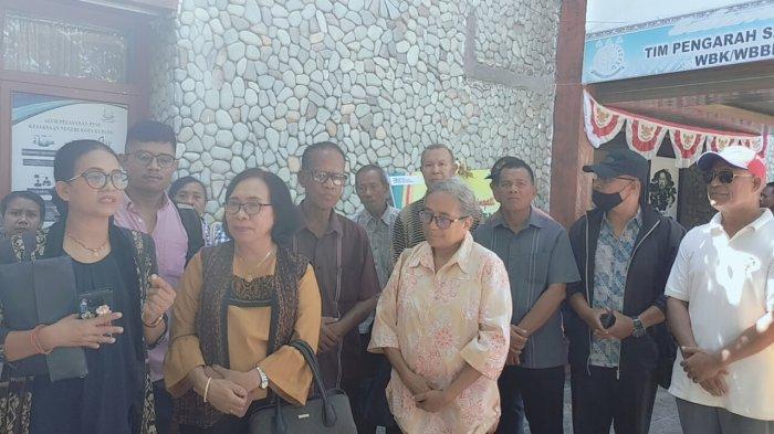 KELUARGA MEY -- Keluarga almh Yosefina Maria Mey bersama tim kuasa hukum dan Solidaritas Anti Diskriminasi dan Kekerasan terhadao Kelompok Rentan di NTT (SAKSIMINOR), menemui Jaksa di Kejari Kota Kupang, Kamis (5/9) untuk berdiskusi terkait kasus Kematian Mey.
