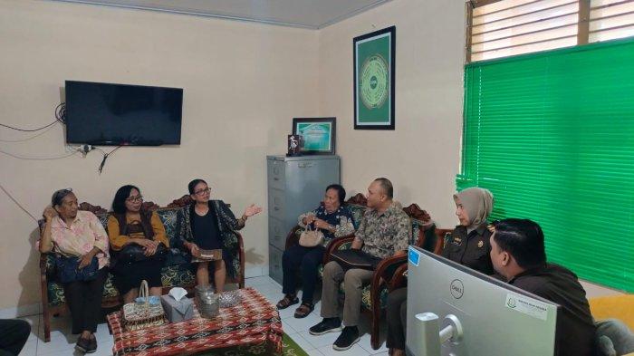 KELUARGA MEY -- Keluarga almh Yosefina Maria Mey bersama tim kuasa hukum dan Solidaritas Anti Diskriminasi dan Kekerasan terhadap Kelompok Rentan di NTT (SAKSIMINOR), bertemu Kasi Intel Kejari Kota Kupang, Rindaya Sitompul, SH, MH, Kamis (5/9) untuk berdiskusi terkait kasus Kematian Mey.