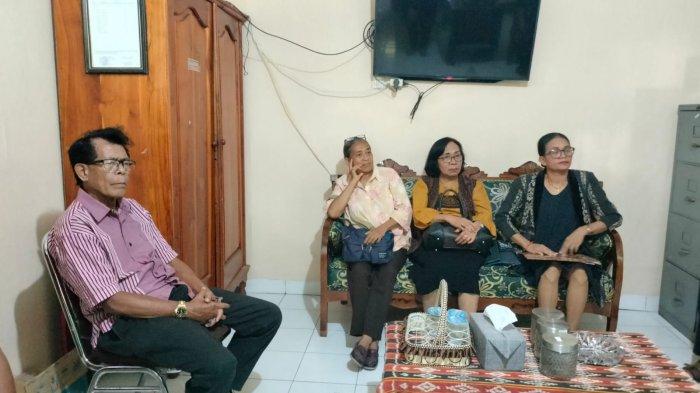 KELUARGA MEY -- Keluarga almh Yosefina Maria Mey bersama tim kuasa hukum dan Solidaritas Anti Diskriminasi dan Kekerasan terhadao Kelompok Rentan di NTT (SAKSIMINOR), menemui Jaksa di Kejari Kota Kupang, Kamis (5/9) untuk berdiskusi terkait kasus Kematian Mey.