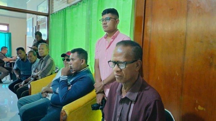 KELUARGA MEY -- Keluarga almh Yosefina Maria Mey bersama tim kuasa hukum dan Solidaritas Anti Diskriminasi dan Kekerasan terhadao Kelompok Rentan di NTT (SAKSIMINOR), menemui Jaksa di Kejari Kota Kupang, Kamis (5/9) untuk berdiskusi terkait kasus Kematian Mey.