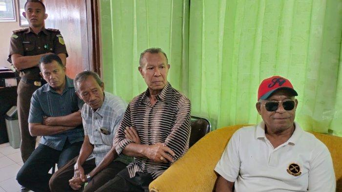 KELUARGA MEY -- Keluarga almh Yosefina Maria Mey bersama tim kuasa hukum dan Solidaritas Anti Diskriminasi dan Kekerasan terhadao Kelompok Rentan di NTT (SAKSIMINOR), menemui Jaksa di Kejari Kota Kupang, Kamis (5/9) untuk berdiskusi terkait kasus Kematian Mey.