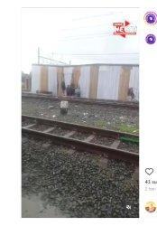 Warga gelar syukuran pesta pernikahan di sisi rel kereta api di Tanjung Priok