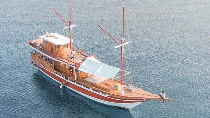 KM AKU PRATIWI --- Kapal ini masuk dalam kategori type kapal Phinisi, memiliki 3 cabin/kamar dengan masing masing berkapasitas 2 orang._-