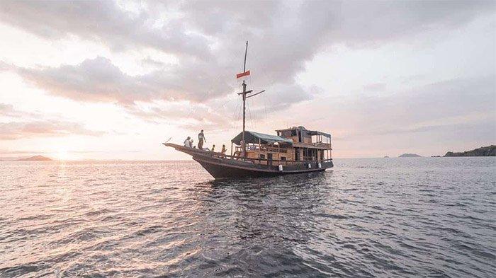 KM DIANTARA --KM Diantara meriupakan Kapal ini masuk dalam kategori type kapal Superior, memiliki 3 cabin/kamar yang masing-masing kamar dengan kapasitas 4 orang