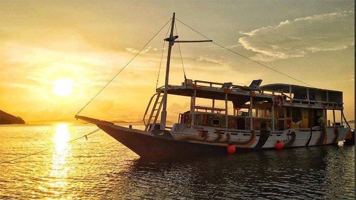 KM SAYANG -- Salah satu kapal yang bisa disewakan untuk pelayaran menikmati Taman Nasional Komodo di Labuan Bajo yaitu KM Sayang Katanya