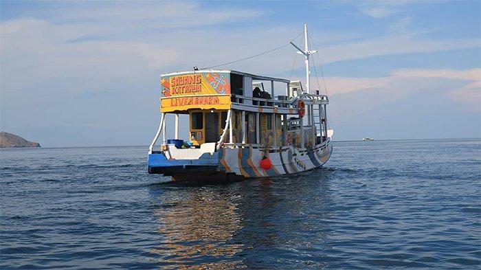 KM SAYANG KATANYA -- KM Sayang Katanya merupakan kapal yang melayani wisatawan di Labuan Bajo