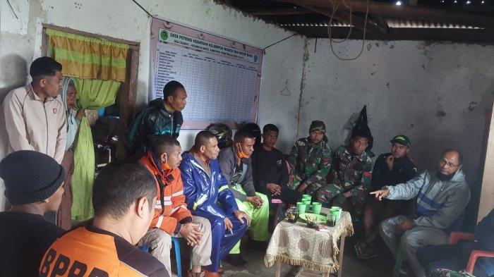 PENCARIAN - Tim BBKSDA NTT dan tim SAR sedang bersiap melakukan pencarian terhadap dua pendaki yang hilang di kawasan Taman Nasional Mutis, Kabupaten Timor Tengah Utara.