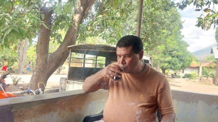 TUNANETRA-Seorang tunanetra, Charles Bukan, sedang menyeruput kopi di rumahnya di Desa Nobo, Kecamatan Ile Bura, Flores Timur, Jumat (13/6/2025).