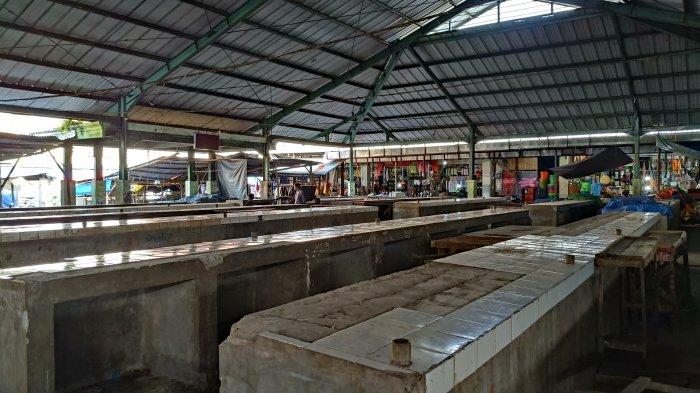Sekitar 60 lapak di dalam area Pasar Baru Atambua, Kabupaten Belu kini dibiarkan kosong dan tidak digunakan pemiliknya. Para pedagang lebih memilih berdagang di pinggir jalan. Gambar diambil Minggu (6/4).