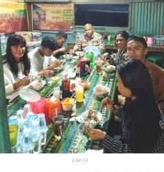 MAKAN BAKSO- Rombongan saat makan makanan penghagat perut di Kota SoE, Kabupaten TTS