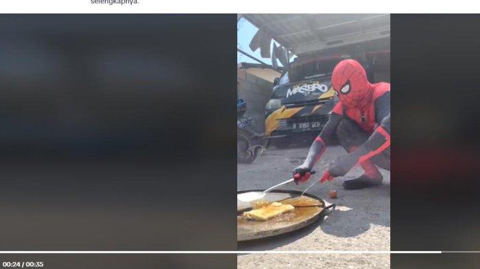MARTABAK - Viral Pria Spiderman Di Kota Kupang Masak Maratabak Spesial Di Pinggir Jalan